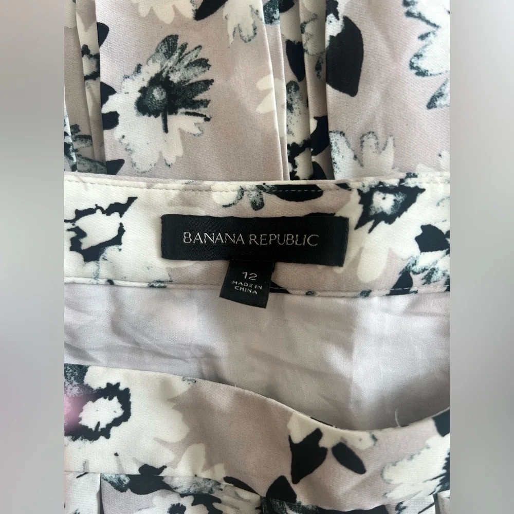 Unworn Banana Republic Pleated Grey Floral Skirt Size 12